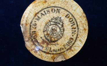 Disco de cerámica para comprimir polvos cosméticos, Principios del siglo XX Casa Dorin, París, Francia  Loza