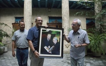 recorrido-cimex-21. La delegación de la Corporación CIMEX obsequió al Historiador de la Ciudad de La Habana una fotogra