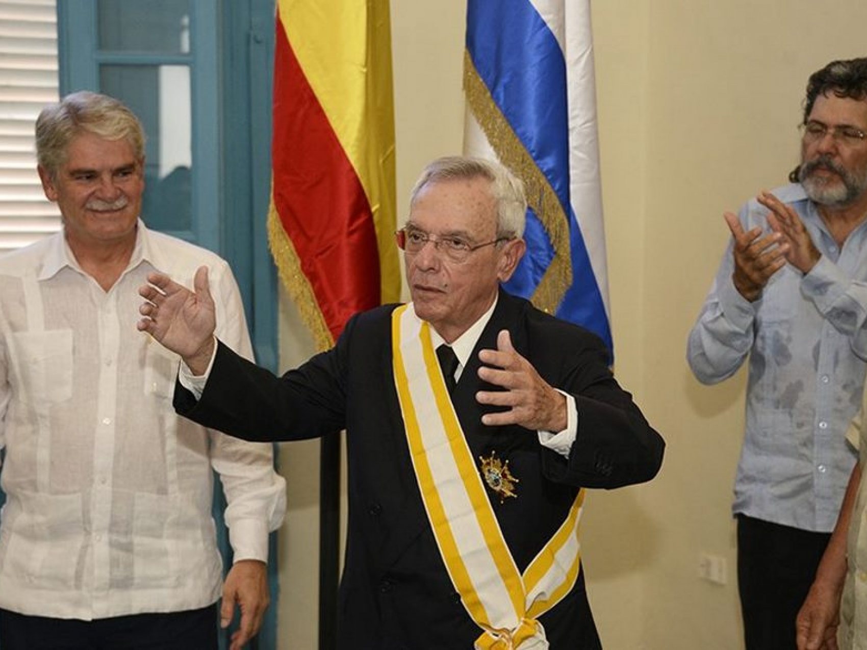 El Historiador de la ciudad con la banda, la venera y la placa crediticia de la Real Orden de Isabel la Católica en el Grado de Gran Cruz